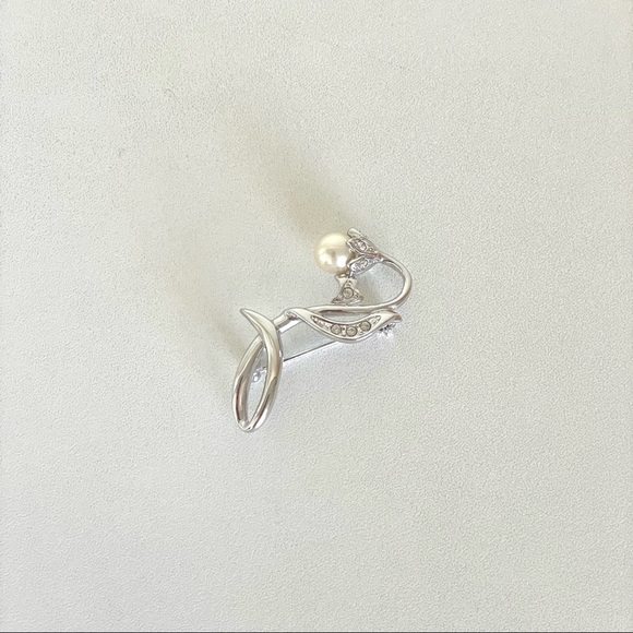 NWOT Luxury Silver and Pearl Crystal Flower Brooch - Picture 2 of 6